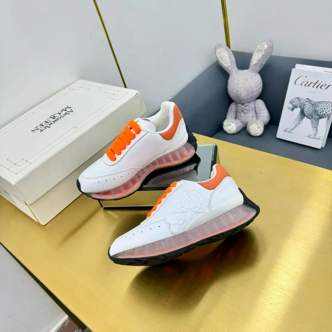 👟👟Ex-factory price 680👟👟 Top version of air cushion bottom, couple size 35-44 🔥ALEXANDER MCQUEEN/Alexander McQueen 2024 new Sprint sports running dad shoes top version Sprint Runner uses white imported environmentally friendly leather splicing and printed concave and convex font technology for the upper and outline Seal logo. Alexander McQueen LUGO logo on the heel and tongue with Alexander McQueen signature. The sneakers feature an oversized runner's sole, which makes running comfortable and convenient. Fabric: Calfskin and cloth Lining: Mesh and sheepskin lining Filled heel non-slip and wear-resistant back cover Foot: Imported PoLo injection molded sheepskin foot Outsole: Air cushion Standard size 35-44 Female size 35-39 Male size 40-44